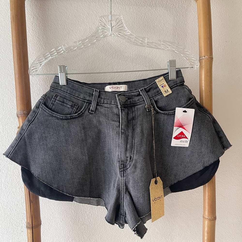 🔥 VIBRANT High Rise Gray Stone / Charcoal Denim Shorts – Size M 🔥